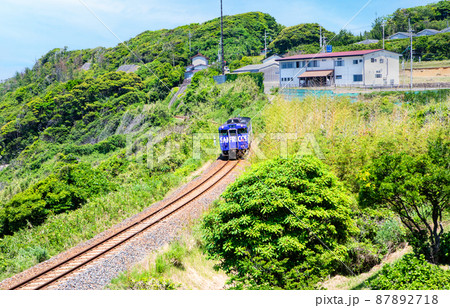 山陰本線の列車風景です。見える海は日本海です。綺麗な雰囲気にどうぞ。島根県 山陰本線の列車風景です。見える海は日本海です。綺麗な雰囲気にどうぞ。島根県 87892718