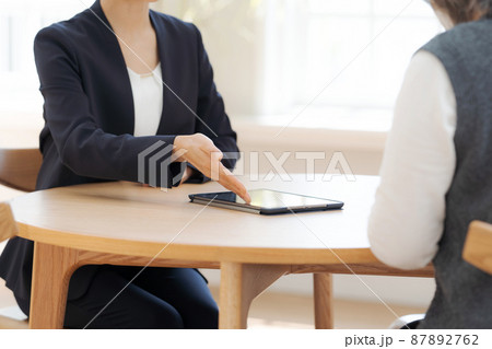 ビジネスシーン　握手　パーツカット 87892762