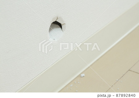 壁に子どもがあけた穴② 87892840