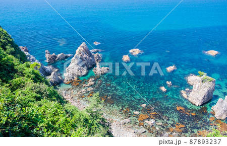 山陰海岸の美しい風景です。変化に富んだ断崖は日本海です。清廉なイメージの背景にどうぞ。島根県 山陰海岸の美しい風景です。変化に富んだ断崖は日本海です。清廉なイメージの背景にどうぞ。島根県 87893237