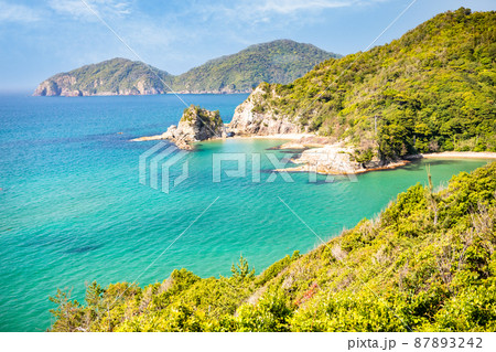 山陰海岸の美しい風景です。変化に富んだ断崖は日本海です。清廉なイメージの背景にどうぞ。島根県 87893242