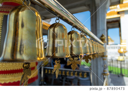 タイのバンコクのワットトライミットの鐘 87893473