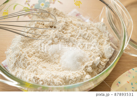 パン作り　中力粉に砂糖と塩を加える 87893531
