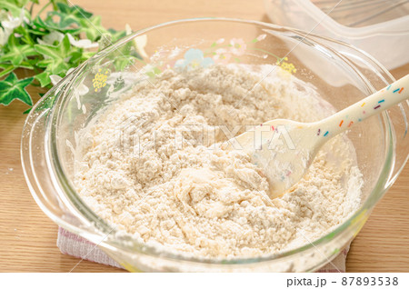 溶かしたイーストに粉をいれて混ぜていく　パン作り 87893538