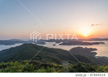 奄美大島の高知山展望台から望む夕焼け 87894019