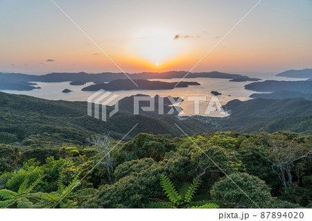 奄美大島の高知山展望台から望む夕焼け 87894020