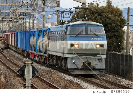電気機関車・EF66-100番台が牽引するコンテナ貨物列車 87894516