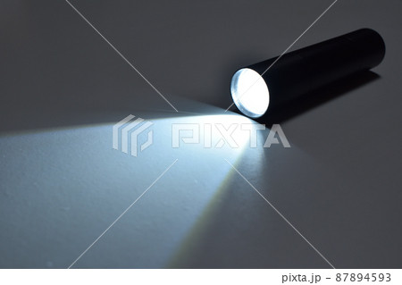 点灯中の黒い懐中電灯 87894593