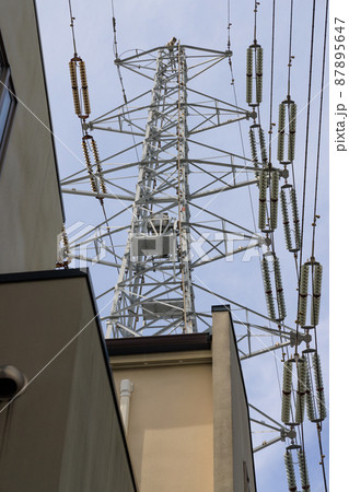 高圧送電線の直下にある家 高圧送電線の直下にある家 87895647
