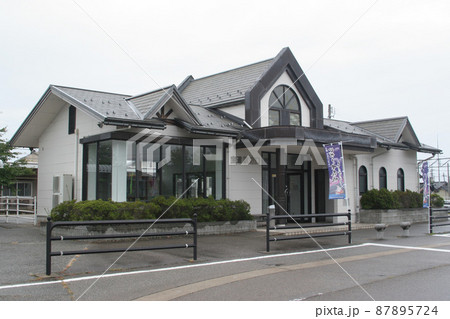 七尾線・宝達駅の東口駅舎 87895724