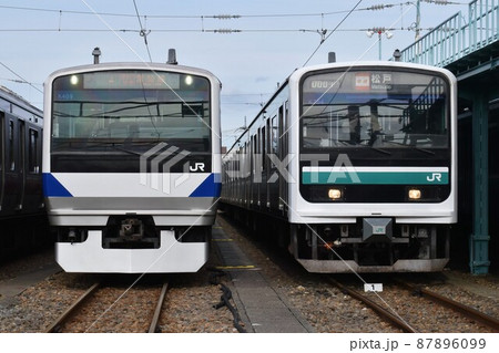 車両基地に停車する常磐線のE531系とE501系 87896099
