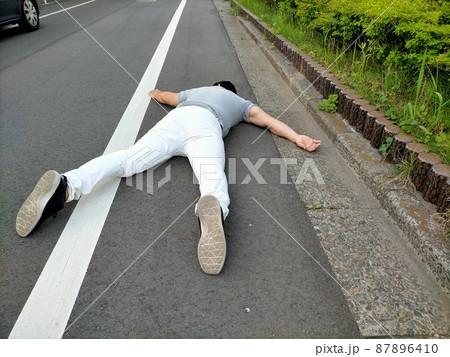 倒れる男性 87896410