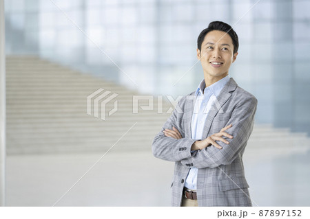 30代の男性　ポートレート 87897152