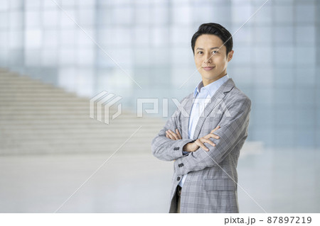 30代の男性　カメラ目線　ビジネスカジュアル　ポートレート 87897219