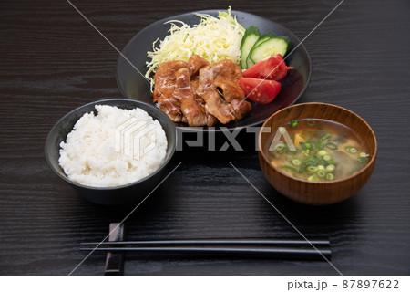 手作りの豚肉しょうが焼き定食 87897622