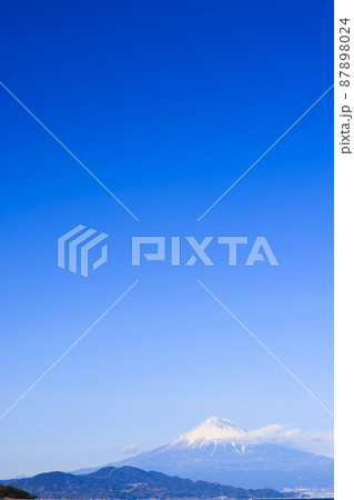 【静岡】青空に映える富士山 87898024