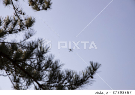 ドローン 飛行 空 87898367