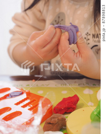 粘土遊びをする子どもの手 粘土遊びをする子どもの手 87898813