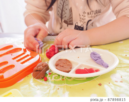粘土遊びをする子どもの手 粘土遊びをする子どもの手 87898815
