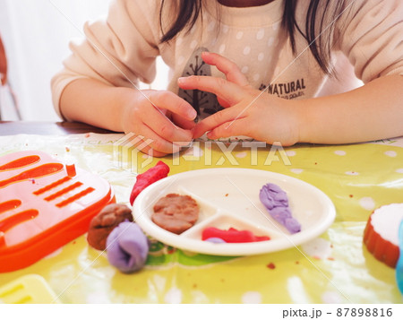 粘土遊びをする子どもの手 87898816