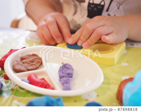 粘土遊びをする子どもの手 87898818