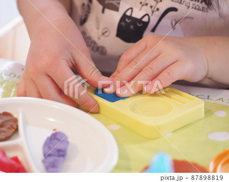 粘土遊びをする子どもの手 粘土遊びをする子どもの手 87898819
