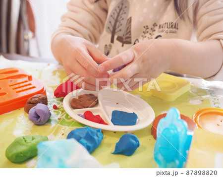 粘土遊びをする子どもの手 粘土遊びをする子どもの手 87898820