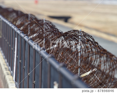 空港の鉄条網 87898846