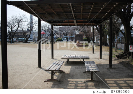 たたずむベンチ 自然風景 たたずむベンチ 自然風景 87899506