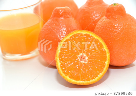 ポンカンに似た柑橘類ミネオラとそのカットとジュース ポンカンに似た柑橘類ミネオラとそのカットとジュース 87899536
