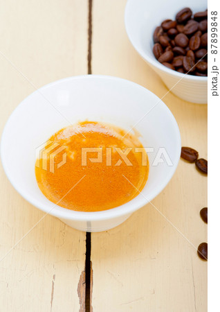 espresso cofee and beans 87899848