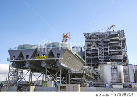 バイオマス発電所の建設作業　バイオマス発電所 87899914