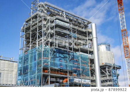バイオマス発電所の建設作業　バイオマス発電所 87899922
