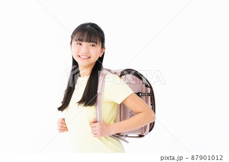 白バックのランドセルを持つ小学生の女の子 87901012