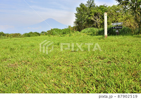 足柄山地の矢倉岳山頂より富士山を望む 87902519