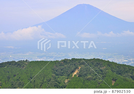 足柄山地の矢倉岳より望む富士山 87902530
