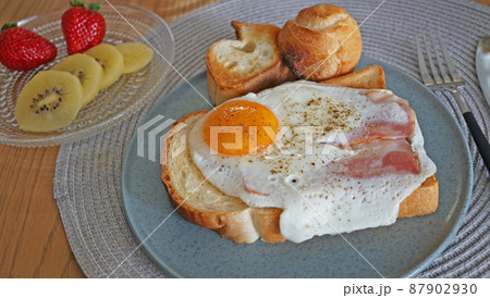 朝食のハムエッグパン 87902930