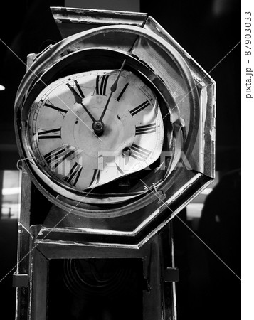 長崎県長崎市・長崎原爆資料館に展示の原爆投下時刻で止まったままの時計 87903033
