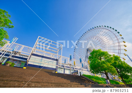 【大阪府】7月・青空のレゴランドと観覧車 87903251