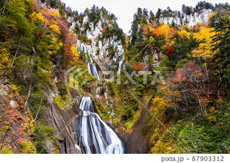【北海道・天人峡】晩秋を彩る羽衣の滝 10月 87903312