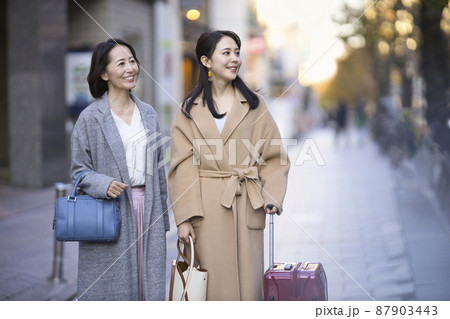 家族旅行　 母娘　親子　イメージ　　 87903443