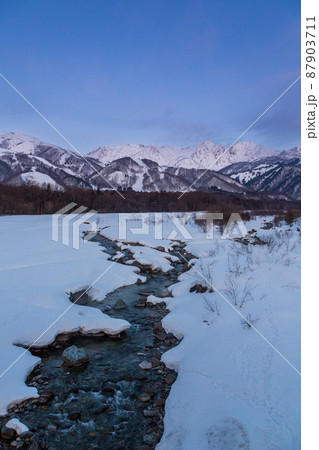 白馬大橋から夜明けの北アルプス雪景色 白馬大橋から夜明けの北アルプス雪景色 87903711