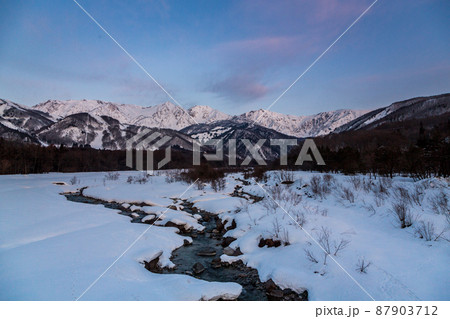 白馬大橋から夜明けの北アルプス雪景色 白馬大橋から夜明けの北アルプス雪景色 87903712