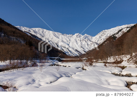 白馬町を流れる松川河川敷スノーハイクから雪の北アルプス 87904027