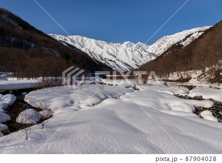 白馬町を流れる松川河川敷スノーハイクから雪の北アルプス 87904028