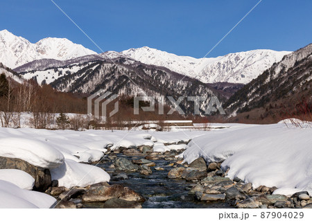 白馬町を流れる松川河川敷スノーハイクから雪の北アルプス 白馬町を流れる松川河川敷スノーハイクから雪の北アルプス 87904029