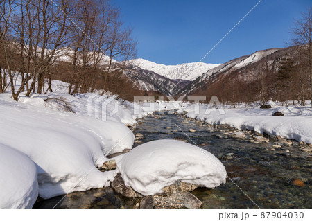 白馬町を流れる松川河川敷スノーハイクから雪の北アルプス 白馬町を流れる松川河川敷スノーハイクから雪の北アルプス 87904030