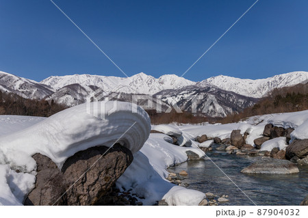 白馬町を流れる松川河川敷スノーハイクから雪の北アルプス 87904032
