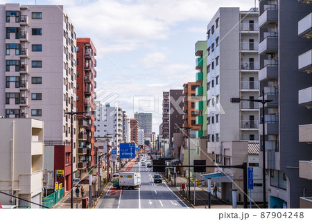 両側にマンションが並ぶ八王子市内の甲州街道 両側にマンションが並ぶ八王子市内の甲州街道 87904248