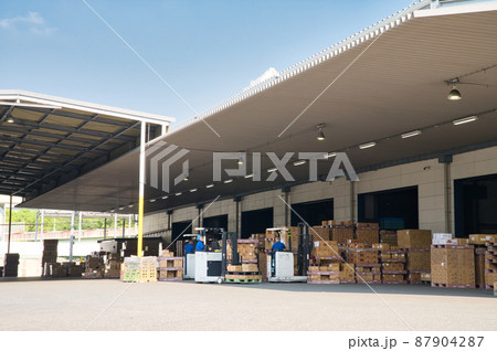 【大阪府】7月・倉庫で働く労働者 87904287